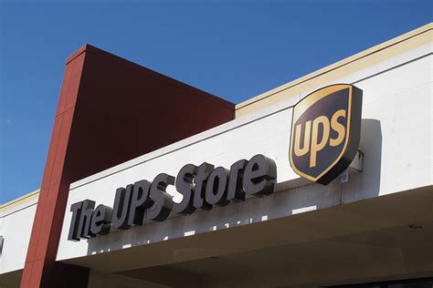 does ups print posters? Does UPS have a special service for printing large posters and banners?